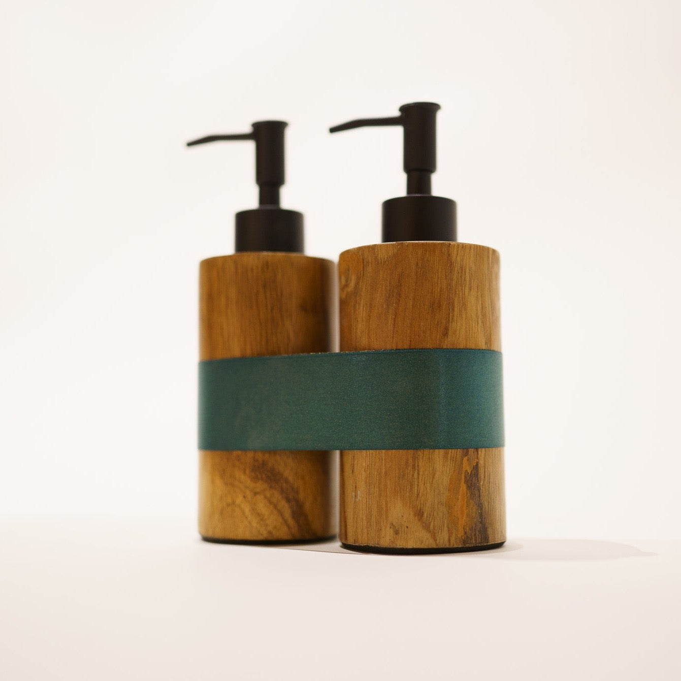 RINKINYS: x2 dozatoriai iš tikmedžio