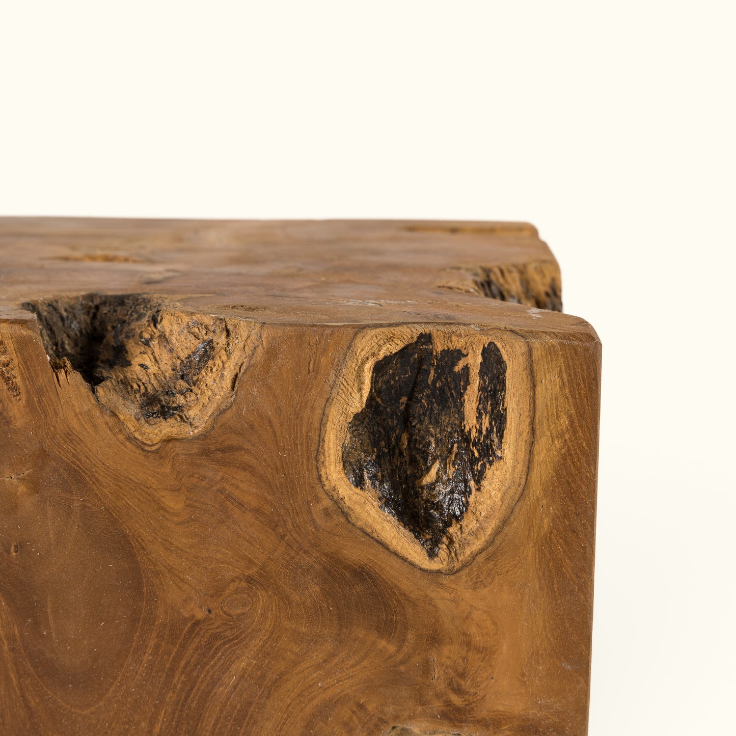 Sendinta tikmedžio kulbė pagaminta Balio saloje