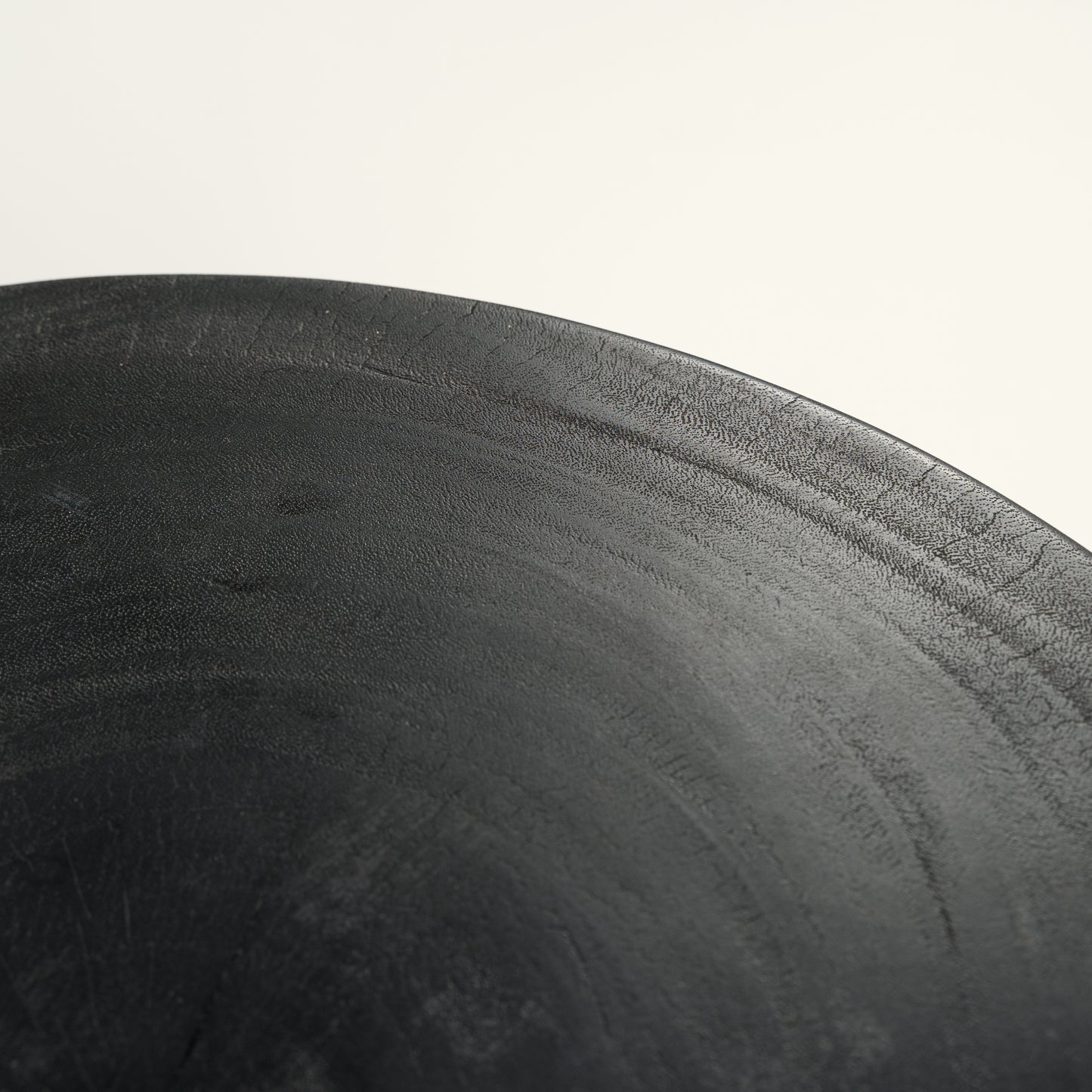 Apvalus juodas staliukas