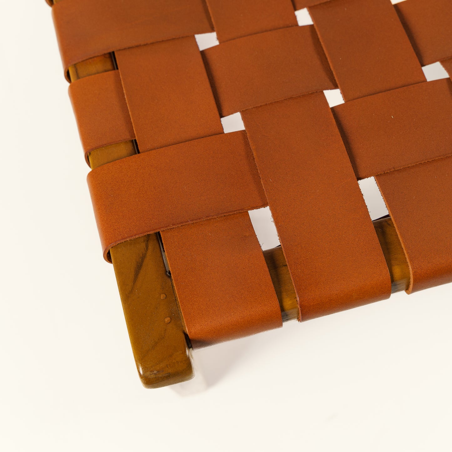 Žemas krėslas su oda