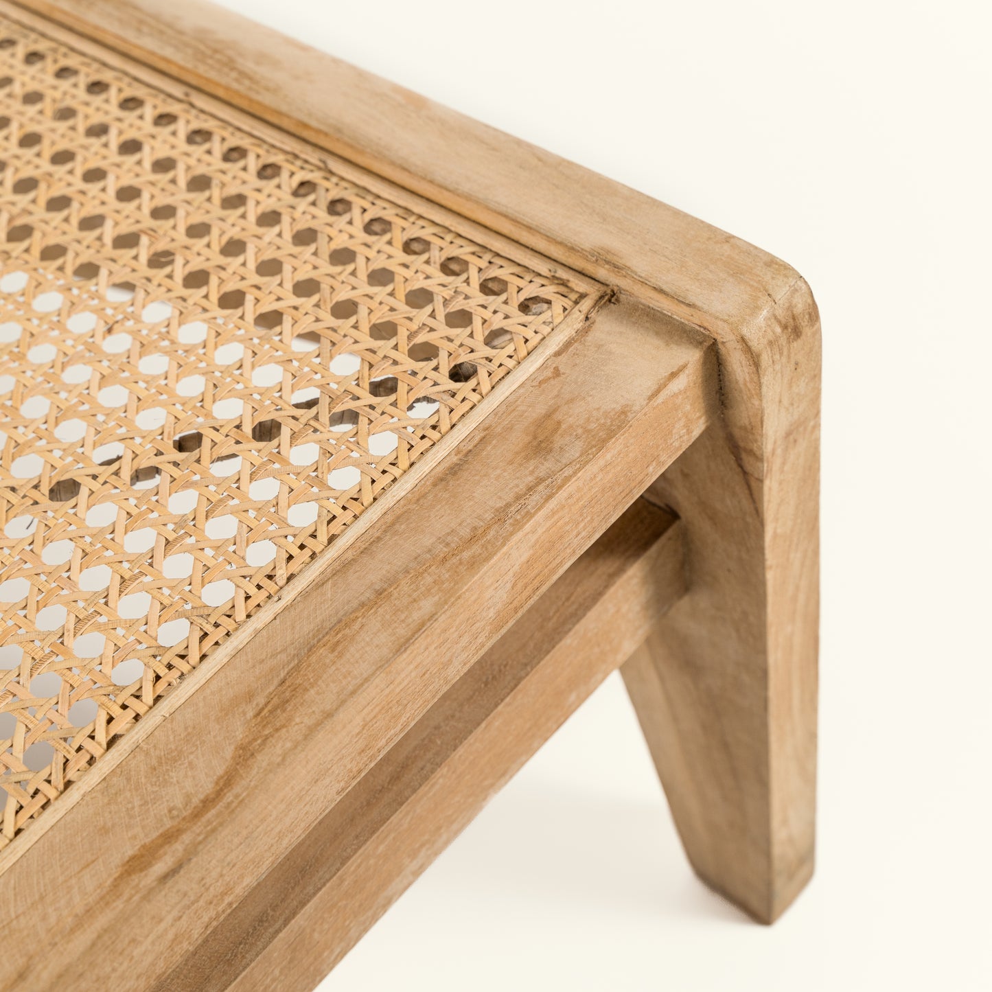 Žemas tikmedžio krėslas su rotangu