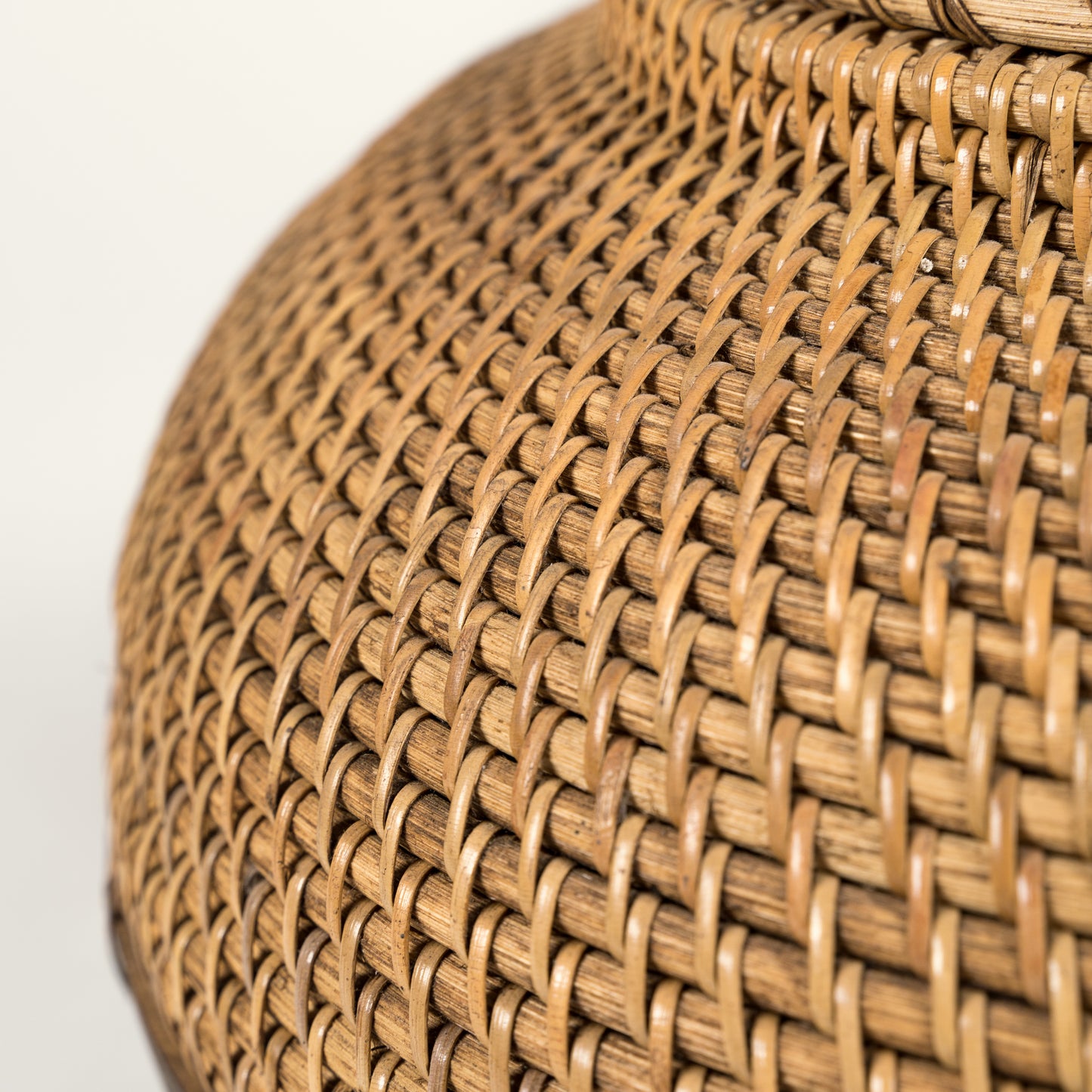 Dekoratyvinė vaza su dangčiu