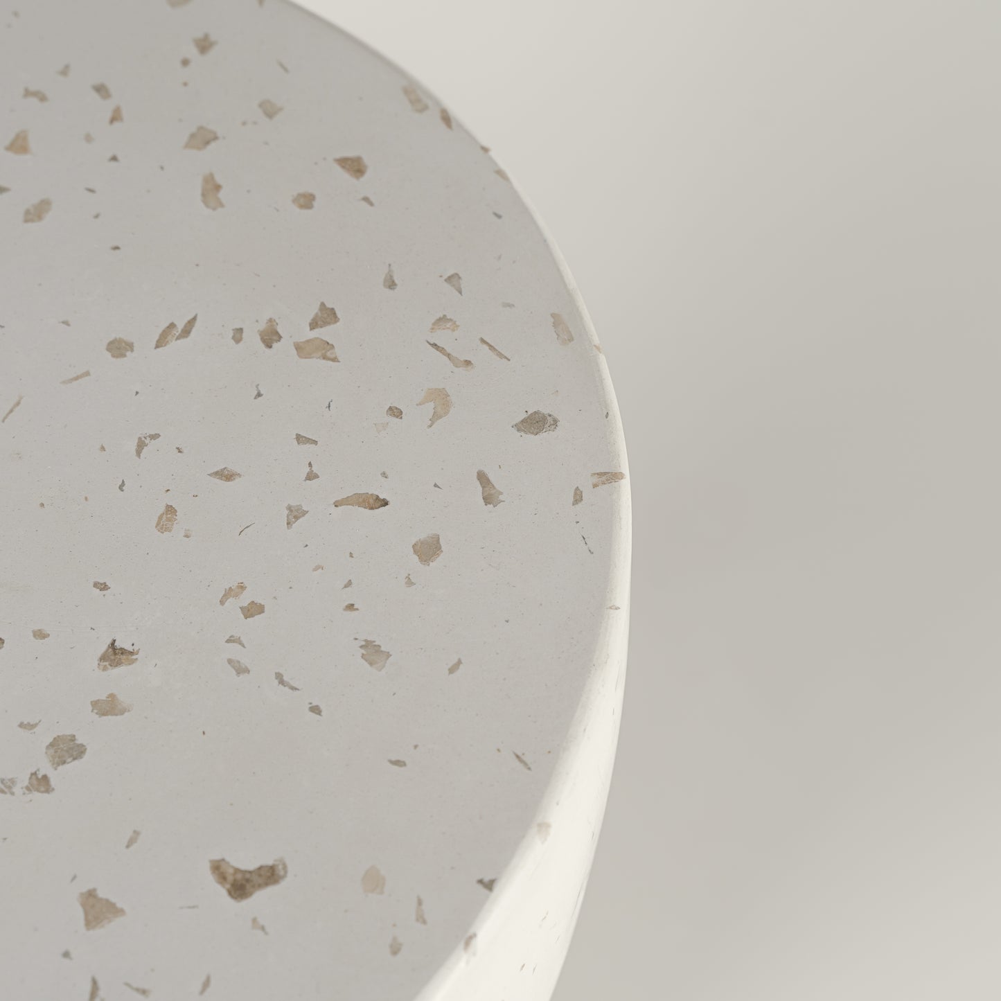 Naktinis staliukas iš terazo "Debi"