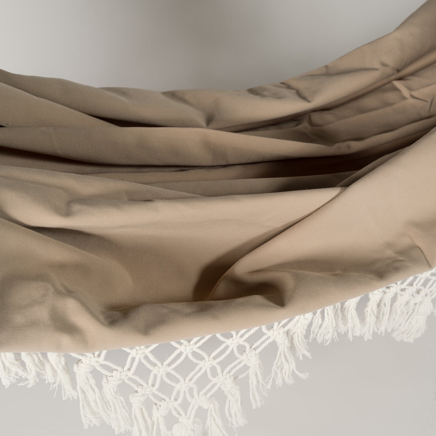 Rankų darbo hamakas su kutais