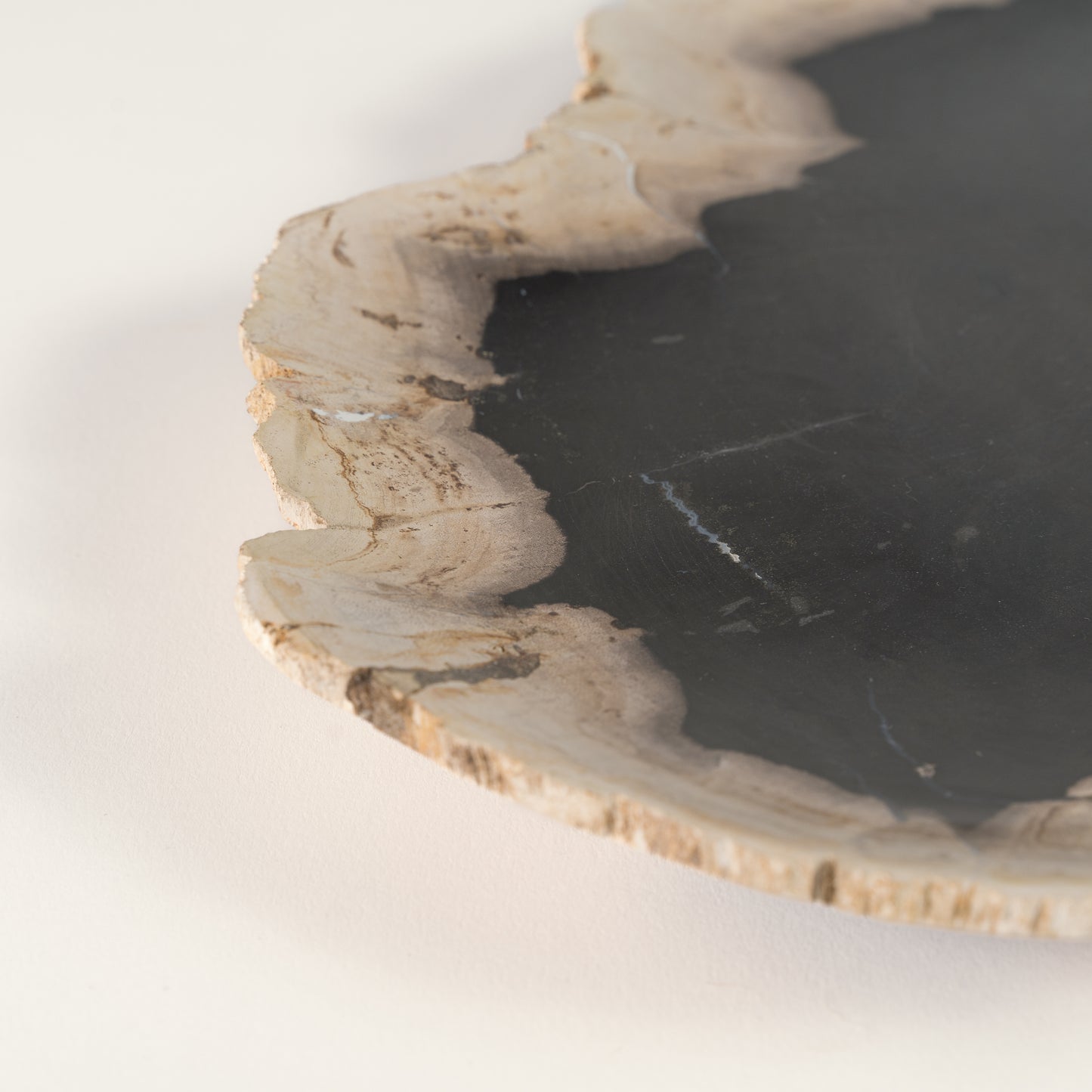 Suakmenėjusios medienos dekoratyvinė lėkštė