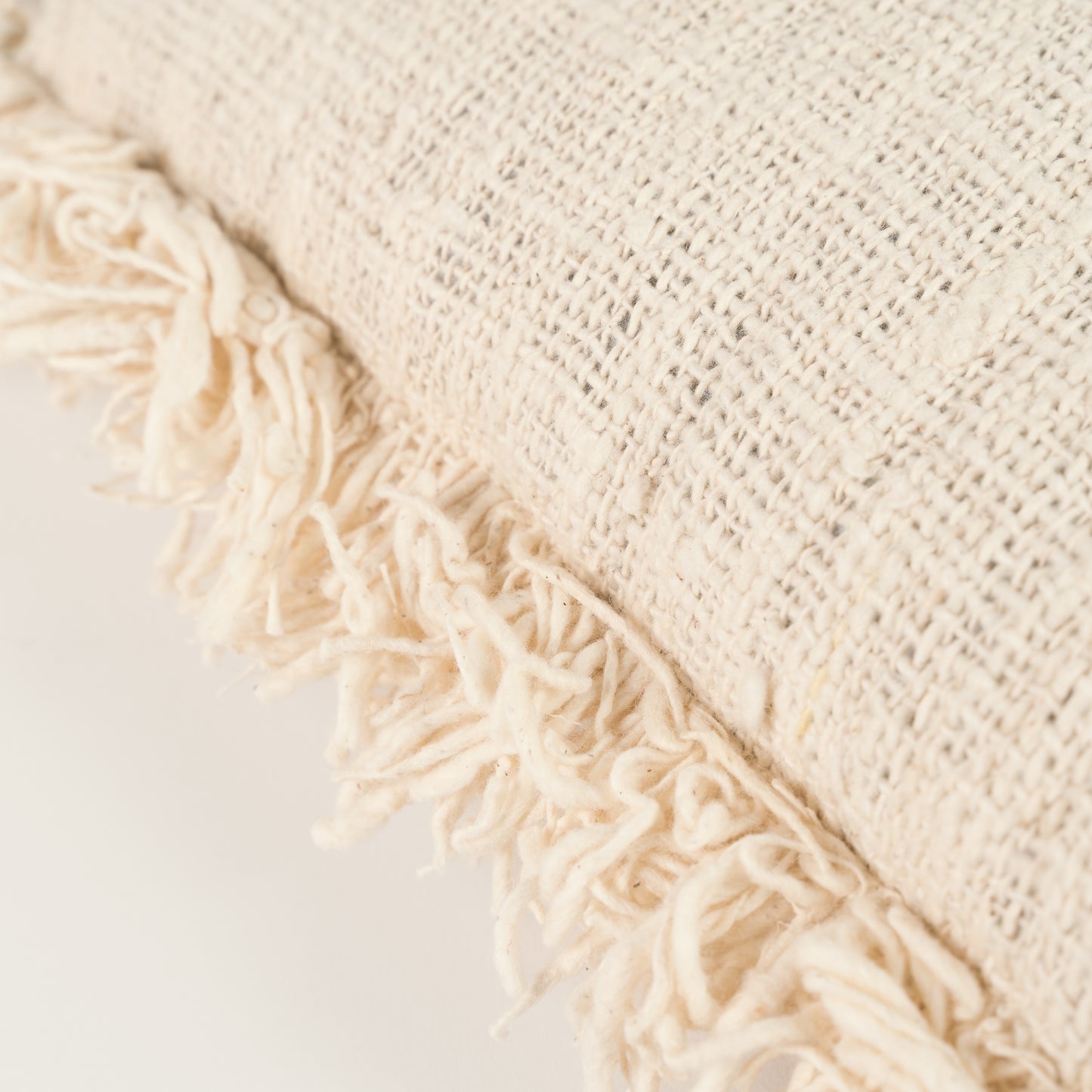 Rankų darbo megztas pagalvės užvalkalas su kutais