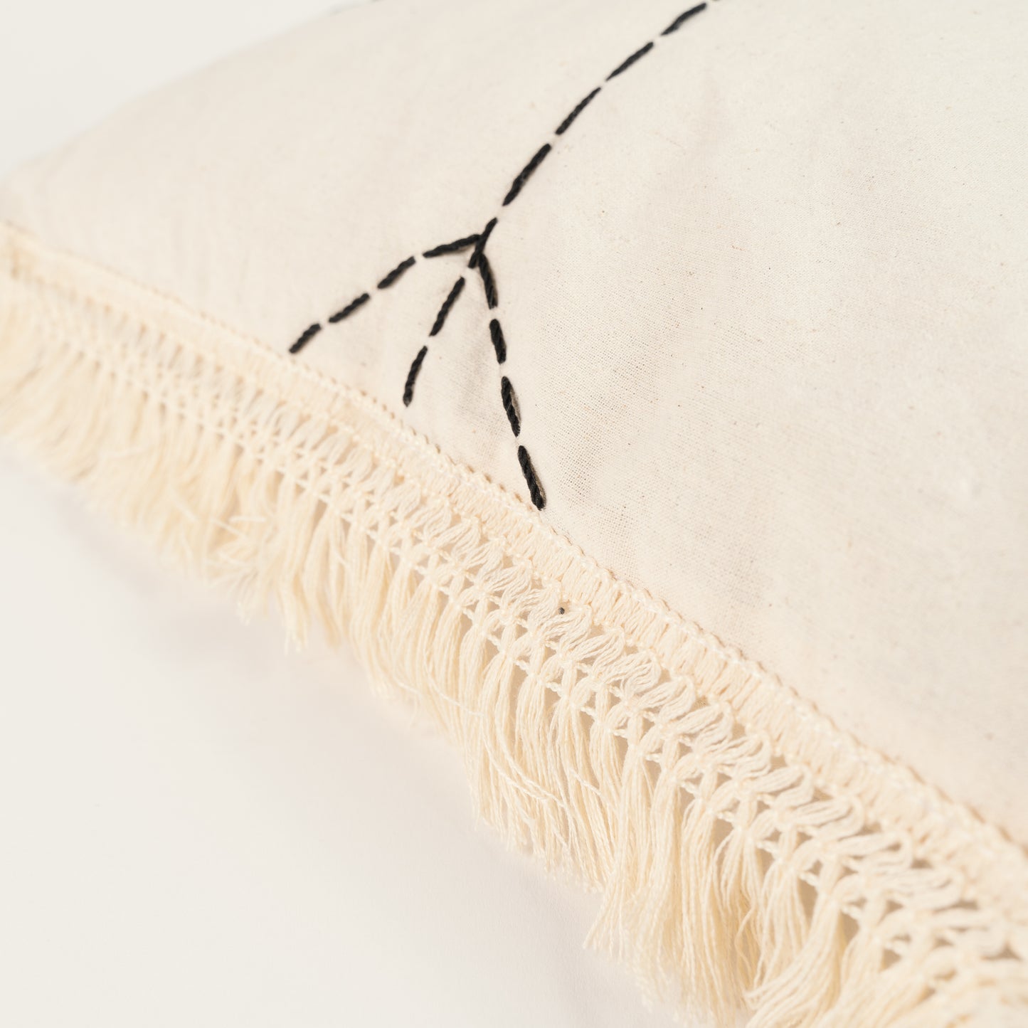 Rankų darbo siuvinėtas pagalvės užvalkalas su kutais