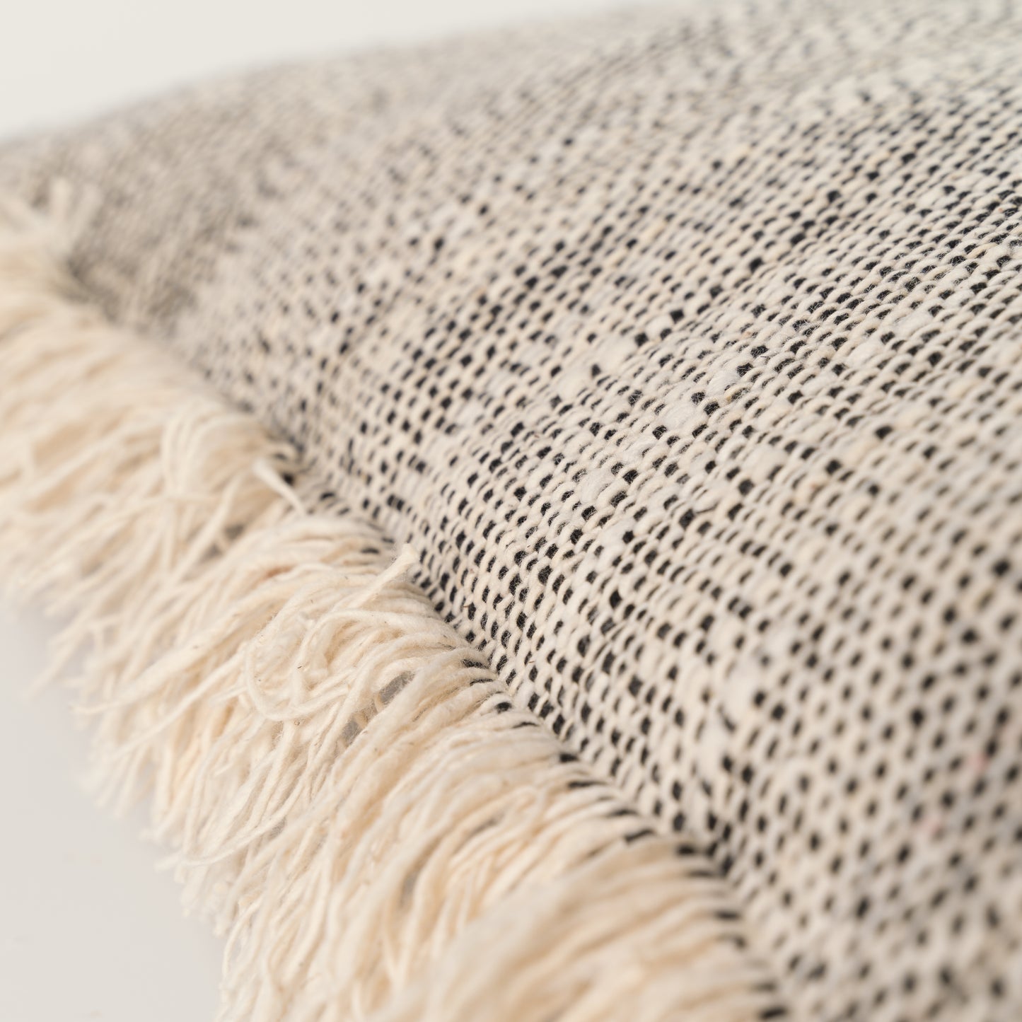 Rankų darbo megztas pagalvės užvalkalas su kutais