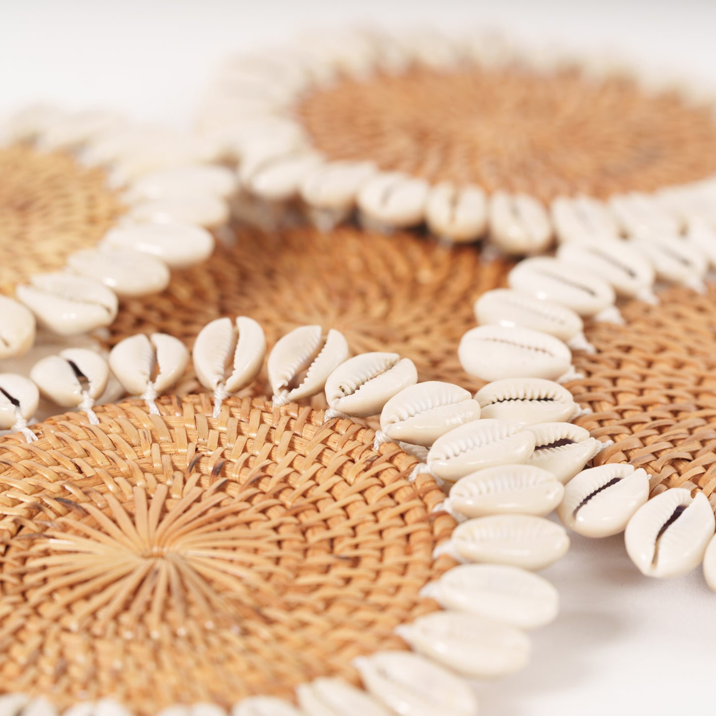 Apvalus padėkliukas su kriauklytėmis