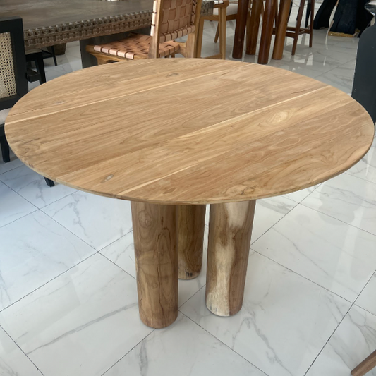 Apvalus valgomasis stalas trijų kojų